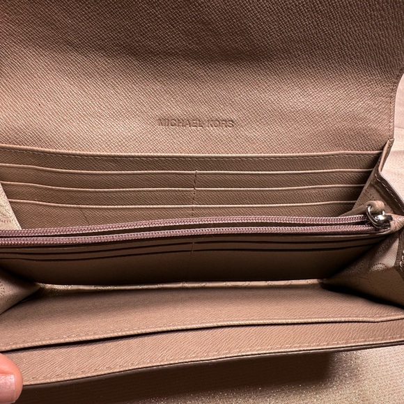 I’m selling tan micheal Kors eallet it going for $55 - Picture 4 of 4